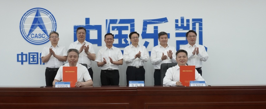 中国利来w66与宿迁市签订合作协议 侯景滨、李东会见宿迁市委书记陈忠伟并共同见证签约